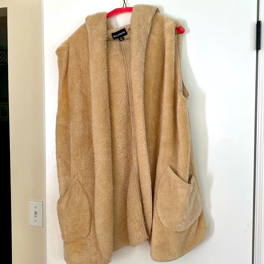 Plush sleeveless vest with pockets